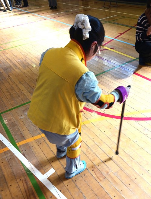 三谷小学校で高齢者疑似体験のお手伝いをいたしました！