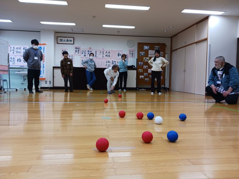 白いボールに狙いを定めて